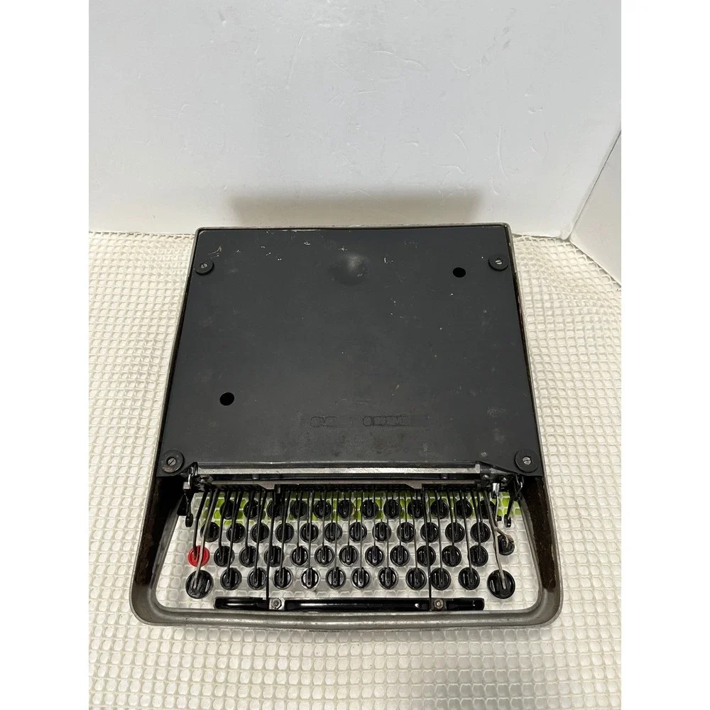 Vintage Olivetti Lettera 22 Portable Manual Typewriter with Case Made in Italy